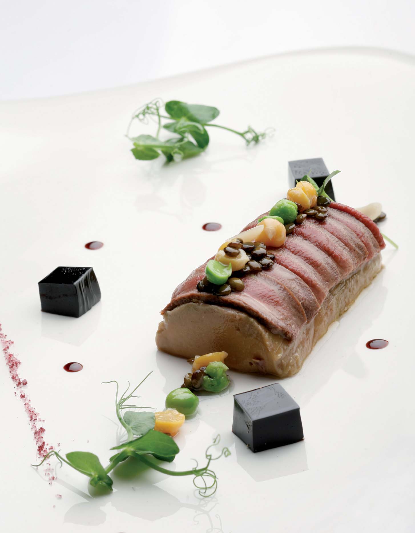 Smoked pigeon and foie gras with fine sea salt with hibiscus flower, legumes vinaigrette and Palo de Mallorca jelly - Recipes - Gastronomy - Balearic Islands - Agrifoodstuffs, designations of origin and Balearic gastronomy
