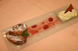 Torradetes d'Ensaïmada de Mallorca amb espuma de crema catalana i salsa de magranes dolces  - Receptes - Gastronomia - Illes Balears - Productes agroalimentaris, denominacions d'origen i gastronomia balear
